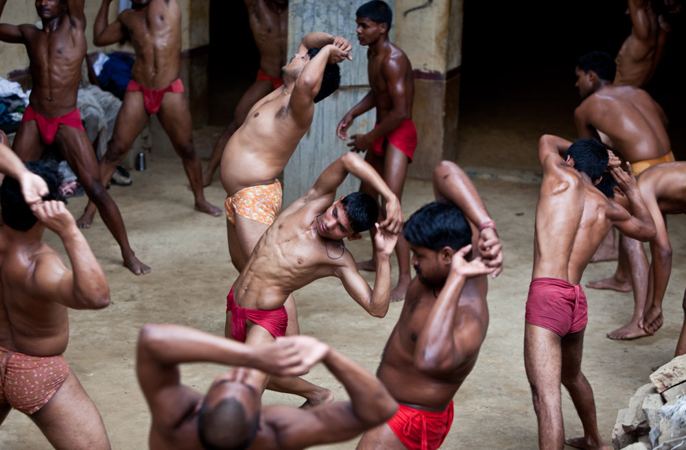 Kushti-wrestlers-stretching.jpg