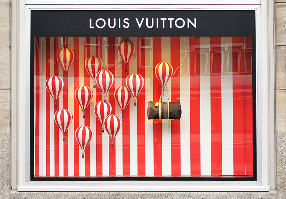 best-window-displays_louis-vuitton_2013_hot-air-balloon_02-1000x698.jpg