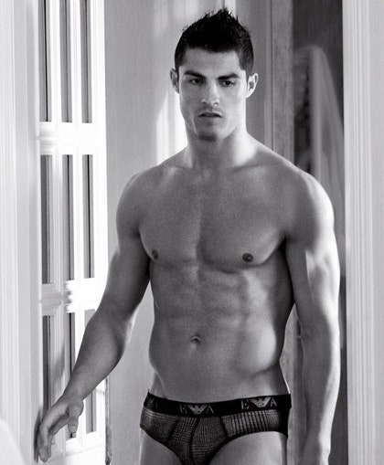 fashion-blogs-slaves-to-fashion-2010-06-16-0616cristiano-ronaldo-armani-underwear2_fa.jpg